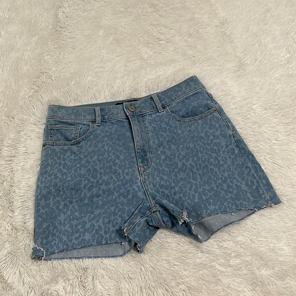 Express Pants - 😊 Express Midi High Rise Cheetah Print Shorts